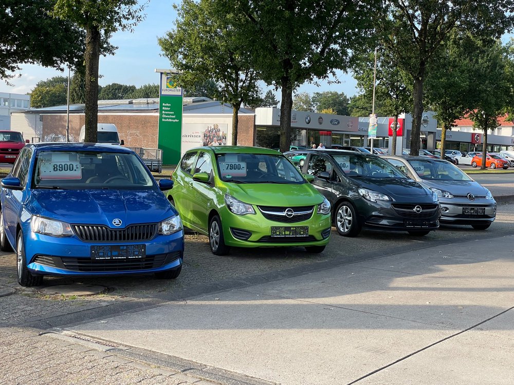 Eine Reihe von Gebrauchtwagen auf einem Parkplatz.