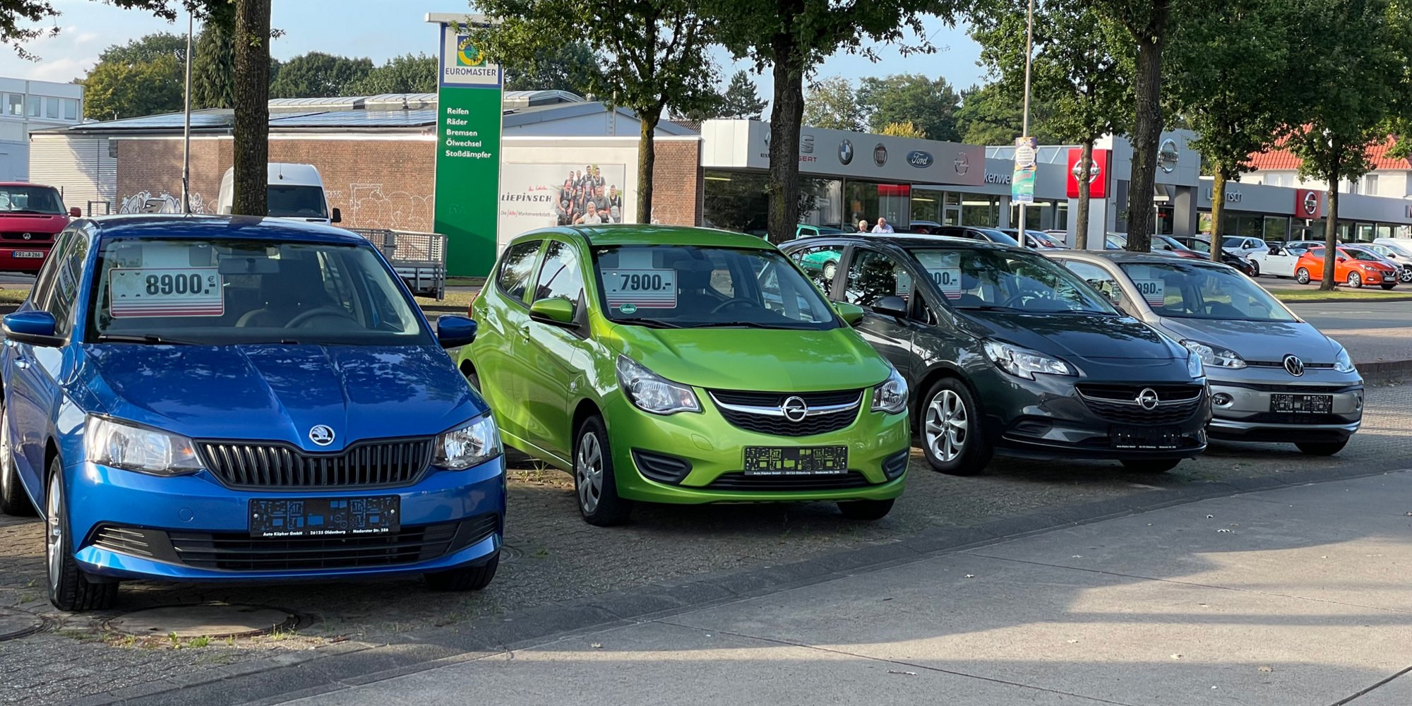 Eine Reihe von Gebrauchtwagen auf einem Parkplatz.